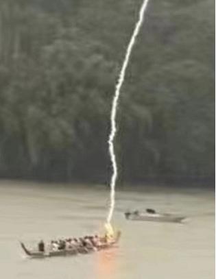 惊吓瞬间！湘潭一名男子划龙舟时被雷电击中落水失联，当地救援中